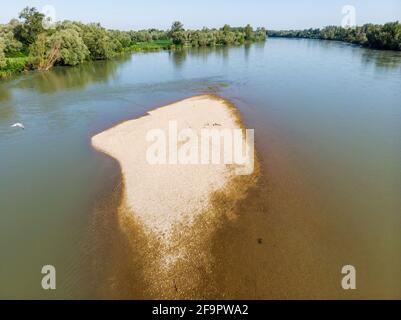 Foto aerea di barre di ghiaia sul fiume Drava Foto Stock