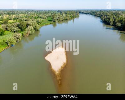 Foto aerea di barre di ghiaia sul fiume Drava Foto Stock