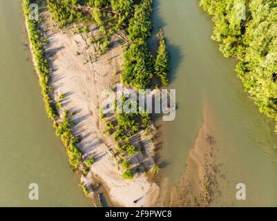 Foto aerea di barre di ghiaia sul fiume Drava Foto Stock