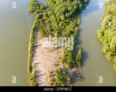 Foto aerea di barre di ghiaia sul fiume Drava Foto Stock