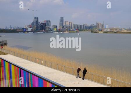 NORTH GREENWICH, LONDRA - 20 APRILE 2021: Una vista dell'isola di Londra City e dei nuovi edifici di Canning Town dall'altra parte del Tamigi. Foto Stock