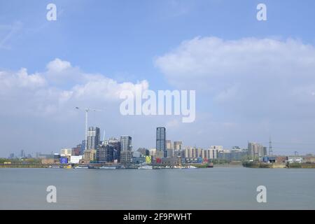 NORTH GREENWICH, LONDRA - 20 APRILE 2021: Una vista dell'isola di Londra City e dei nuovi edifici di Canning Town dall'altra parte del Tamigi. Foto Stock