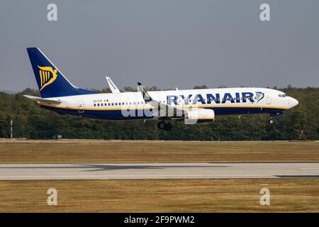 Ryanair Boeing 737-800 EI-FIF aereo passeggeri arrivo e atterraggio a. Aeroporto di Budapest Foto Stock