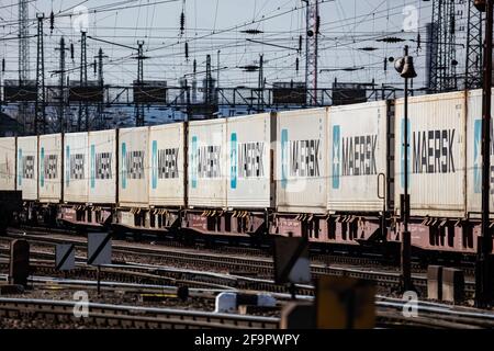Maersk. Treno cargo. Trasporti ferroviari. Trasporto ferroviario. Industria globale e internazionale del trasporto merci. Foto Stock