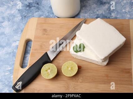 paneer che produce ingredienti di ricetta, latte e limone con formaggio fresco casetta. Foto Stock