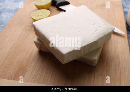 paneer che produce ingredienti di ricetta, latte e limone con formaggio fresco casetta. Foto Stock