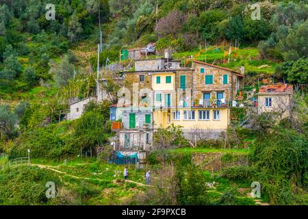 vista di un piccolo insediamento situato lungo un sentiero all'interno del parco nazionale delle cinque terre in italia. Foto Stock