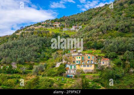 vista di un piccolo insediamento situato lungo un sentiero all'interno del parco nazionale delle cinque terre in italia. Foto Stock