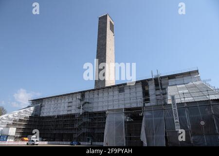 Berlino, Germania. 20 Apr 2021. Il Maifeldtribüne sotto il campanile è impalcato. La struttura storica è in fase di ristrutturazione e ristrutturazione. Credit: Paul Zinken/dpa-Zentralbild/dpa/Alamy Live News Foto Stock