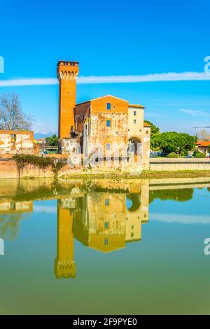 La Torre Guelfa e la cittadella medicea sul fiume Arno a Pisa, Toscana, Italia. Foto Stock