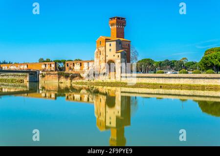 La Torre Guelfa e la cittadella medicea sul fiume Arno a Pisa, Toscana, Italia. Foto Stock