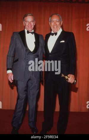 Charlton Heston e Anthony Quinn al 44° Golden Globe Awards il 31 gennaio 1987 al Beverly Hilton Hotel di Beverly Hills, California.Credit: Ralph Dominguez/MediaPunch Foto Stock