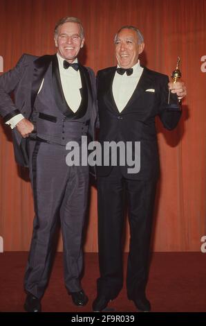 Charlton Heston e Anthony Quinn al 44° Golden Globe Awards il 31 gennaio 1987 al Beverly Hilton Hotel di Beverly Hills, California.Credit: Ralph Dominguez/MediaPunch Foto Stock