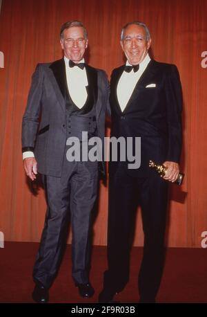 Charlton Heston e Anthony Quinn al 44° Golden Globe Awards il 31 gennaio 1987 al Beverly Hilton Hotel di Beverly Hills, California.Credit: Ralph Dominguez/MediaPunch Foto Stock