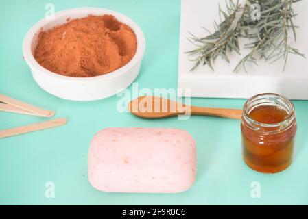 Sapone naturale con rosmarino, miele e argilla rossa Foto Stock