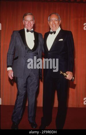 Charlton Heston e Anthony Quinn al 44° Golden Globe Awards il 31 gennaio 1987 al Beverly Hilton Hotel di Beverly Hills, California.Credit: Ralph Dominguez/MediaPunch Foto Stock