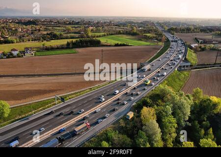 Autostrada con traffico fluente visto dall'alto. Torino - Aprile 2021 Foto Stock