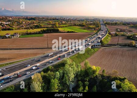 Autostrada con traffico fluente visto dall'alto. Torino - Aprile 2021 Foto Stock