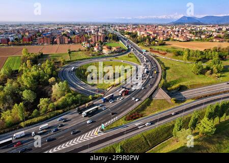 Autostrada con traffico fluente visto dall'alto. Torino - Aprile 2021 Foto Stock