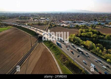 Autostrada con traffico fluente visto dall'alto. Torino - Aprile 2021 Foto Stock