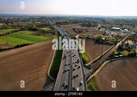 Autostrada con traffico fluente visto dall'alto. Torino - Aprile 2021 Foto Stock