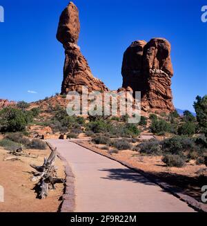 Roccia equilibrato nel Parco Nazionale di Arches Foto Stock