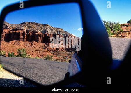 Vista sullo specchio posteriore di un'auto nel Capitol Reef National Park. Utah Stati Uniti Foto Stock