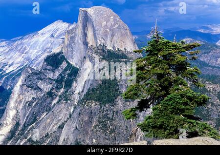 Punto di osservazione sull'Half Dome presso il Parco Nazionale di Yosemite. California, Stati Uniti Foto Stock