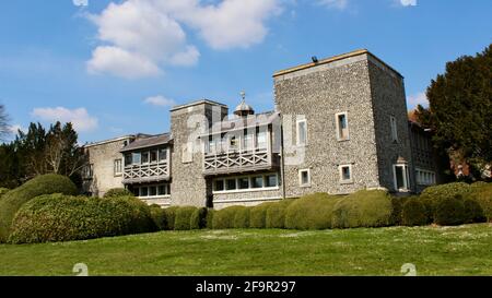 West Dean College vicino a Chichester, West Sussex. L'ex casa del surrealista Edward James. Fotografia scattata in una bella primavera. Foto Stock