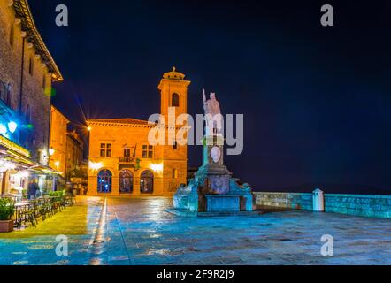 Vista notturna di Piazza della liberta Centro storico di San Marino Foto Stock