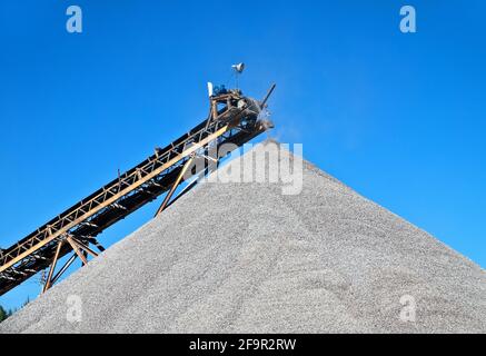 Impianto di preparazione di aggregati. Impianto per l'estrazione e la produzione di ghiaia e trucioli di granito. Attrezzature per la lavorazione del granito, scavo di ghiaia Foto Stock