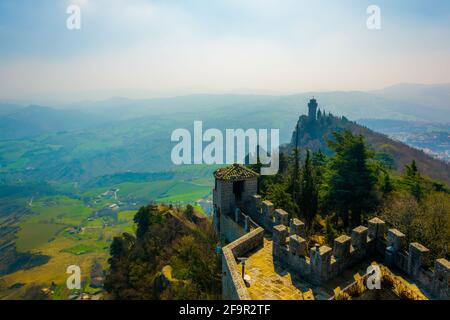 Veduta aerea della prima Torre Guaita di San Marino Dalla seconda torre Cesta (Fratta) Foto Stock