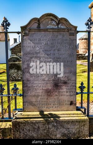Tomba e lapide della famiglia Robert Burns, cimitero della chiesa parrocchiale di Bolton, East Lothian, Scozia, Regno Unito Foto Stock