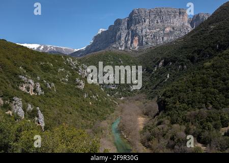 Vikos Gorge nelle montagne di Pindo del nord della Grecia. Vista panoramica della Gola di Vikos. Foto Stock