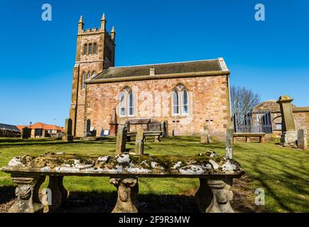 Bolton Parish Church e vecchie tombe in giornata di sole con bue cielo, East Lothian, Scozia, Regno Unito Foto Stock