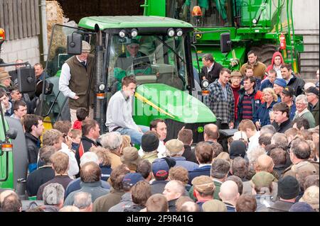 Folla in una vendita di fattoria a Cheshire Regno Unito, dove i proprietari si ritiravano e le aste vendono gli attrezzi agricoli. REGNO UNITO. Foto Stock