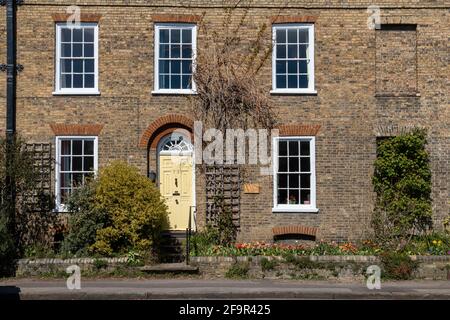 Edificio classificato di grado II, Westcroft, 13 Church St, inizio del 19 ° secolo, mattoni di gault, sportello anteriore giallo con luce a ventaglio. Foto Stock