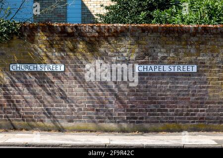 Un muro con due cartelli stradali. Uno è Church Street, l'altro è Chapel Street. Chesterton, Cambridge, Regno Unito Foto Stock