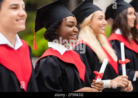 Gruppo internazionale di studenti che hanno una cerimonia di laurea, primo piano Foto Stock