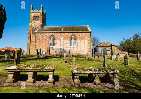 Bolton Parish Church e vecchie tombe in giornata di sole con bue cielo, East Lothian, Scozia, Regno Unito Foto Stock