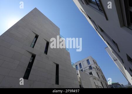 Berlino, Germania. 20 Apr 2021. Nuovi edifici residenziali e commerciali sono stati costruiti nel centro storico della capitale, tra Schinkelplatz e la Chiesa di Friedrichswerder. Credit: Wolfgang Kumm/dpa/Alamy Live News Foto Stock