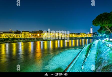 vista notturna sul fiume adige città italiana verona Foto Stock