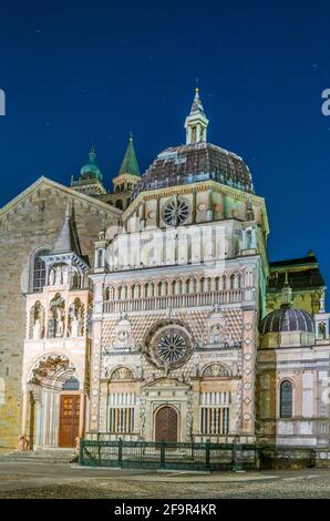 vista notturna della capella collioni nella città italiana di bergamo Foto Stock