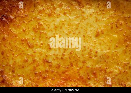 Trama di fondo della mozzarella fusa su lasagna o. pizza base Foto Stock