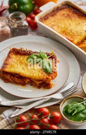 Deliziosa lasagna bolognese con pepe, pomodoro e formaggio Foto Stock