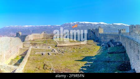 la fortezza di tzar samuel è oggi in rovina, l'unica parte mantenuta è fortificazione esterna che offre una vista magnifica sul lago di ohrid e sulla città di ohrid Foto Stock