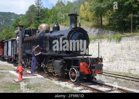 Treno autista pulizia treno a vapore nella stazione ferroviaria di Annot ON Il treno des Pignes Route Annot Alpes-de-Haute-Provence Provenza Foto Stock