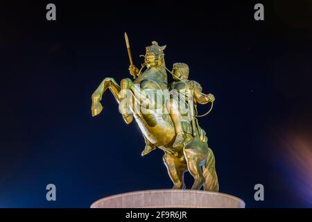 vista notturna della statua di alessandro il grande in skopje. Foto Stock