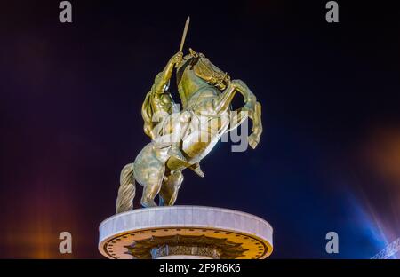 vista notturna della statua di alessandro il grande in skopje. Foto Stock