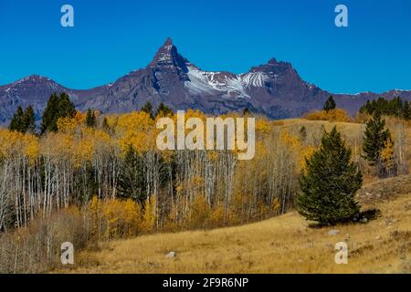 Pilot Peak (L) e Index Peak con aspens dorati, vista vicino alla Beartooth Highway nella Shoshone National Forest, Wyoming, Stati Uniti Foto Stock